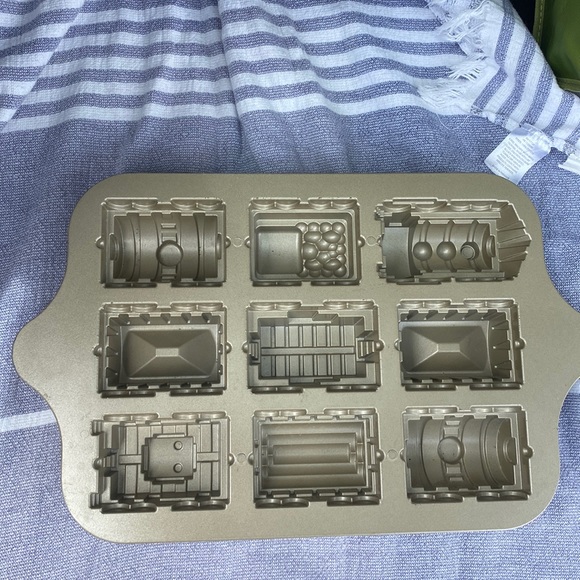 Nordic Ware train cake pan - Picture 1 of 6